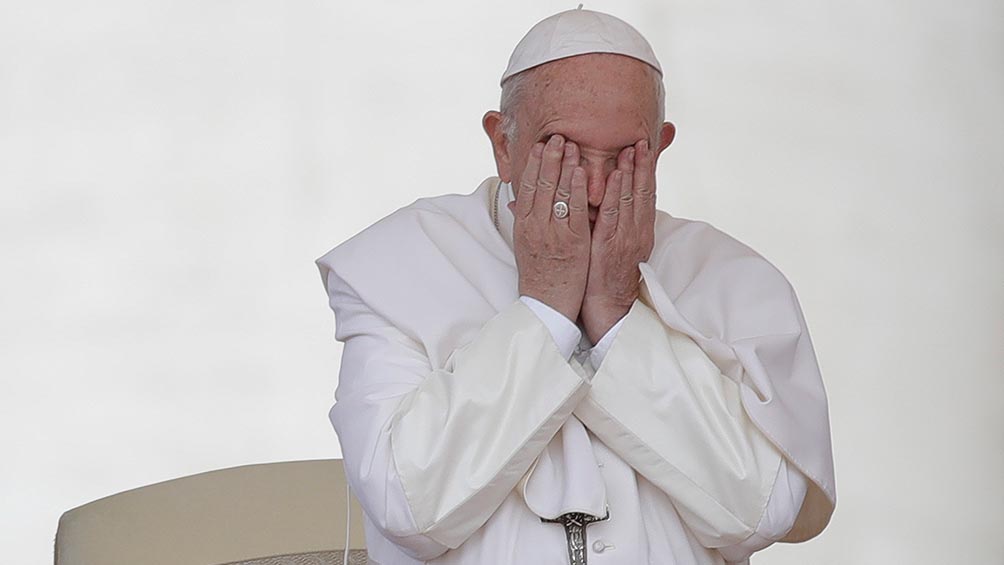 Papa Francisco se agarra la cara