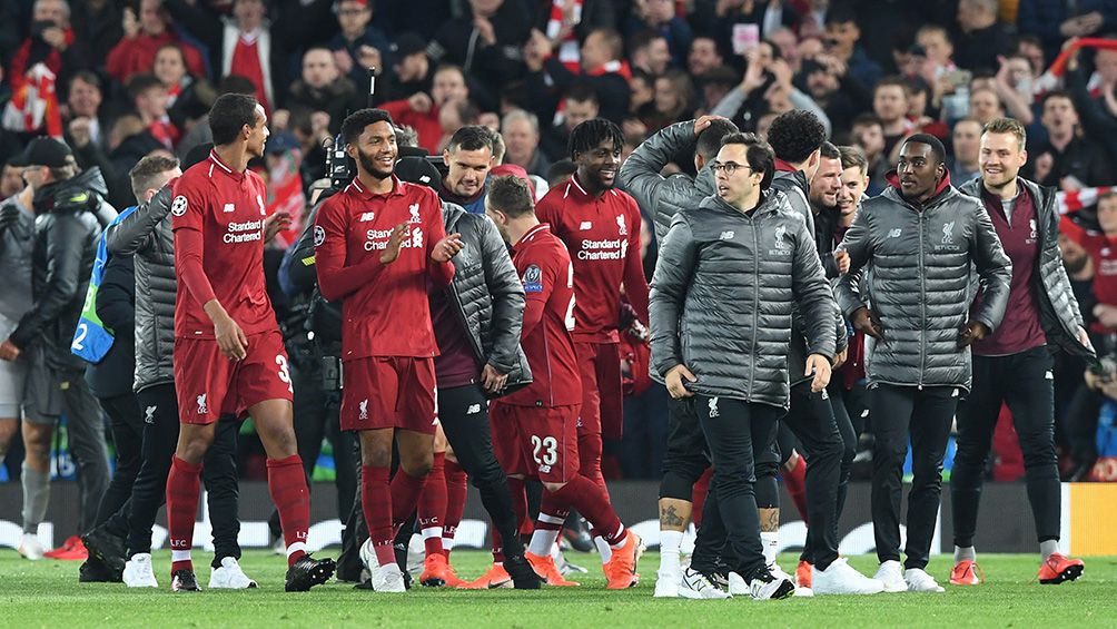 Jugadores de Liverpool festejan la victoria sobre el Barcelona 