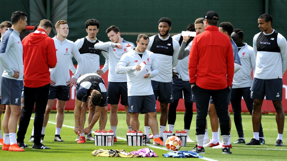 Jugadores del Liverpool durante un entrenamiento 