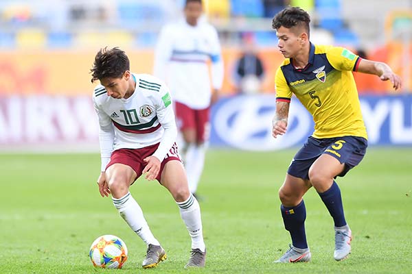 Lainez controla el balón en un juego del Mundial Sub 20