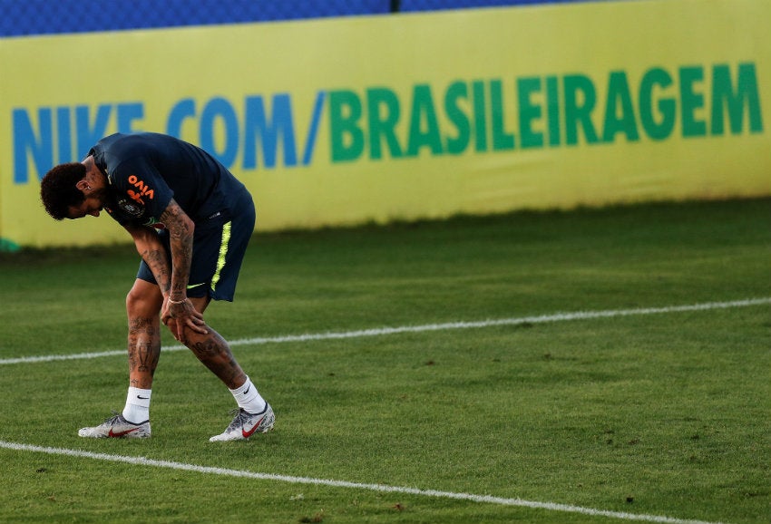 Neymar se duele de la rodilla durante entrenamiento de Brasil 