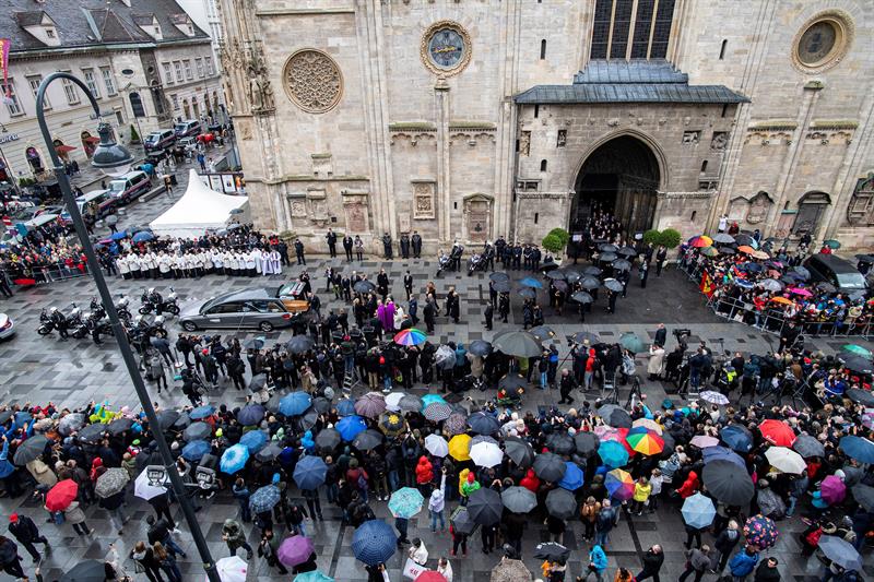 Miles de personas en las afueras de la Catedral de San Esteban de Viena