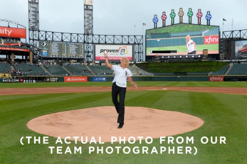 Momento en que la empleada de White Sox lanza la primera bola