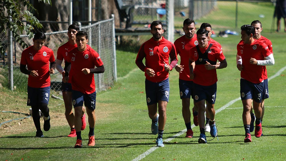 Jugadores de Chivas durante un entrenamiento