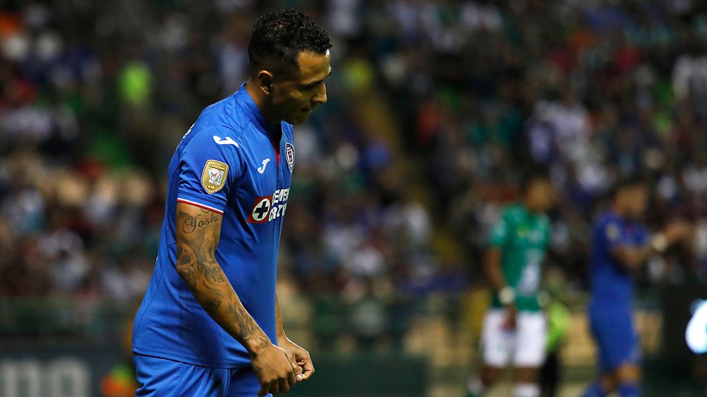 Yoshimar Yotún en un partido con Cruz Azul