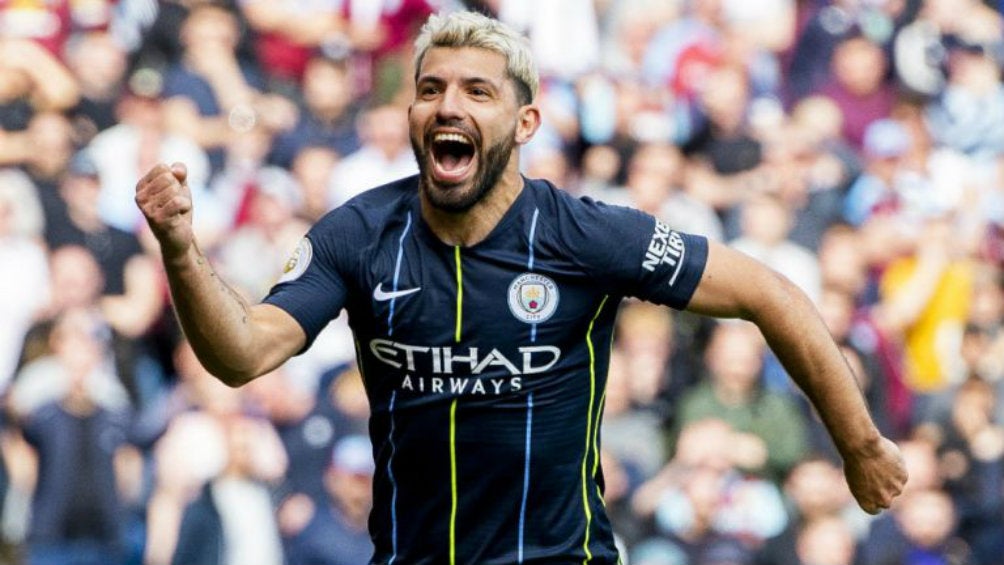 Sergio Agüero celebra una anotación con el City