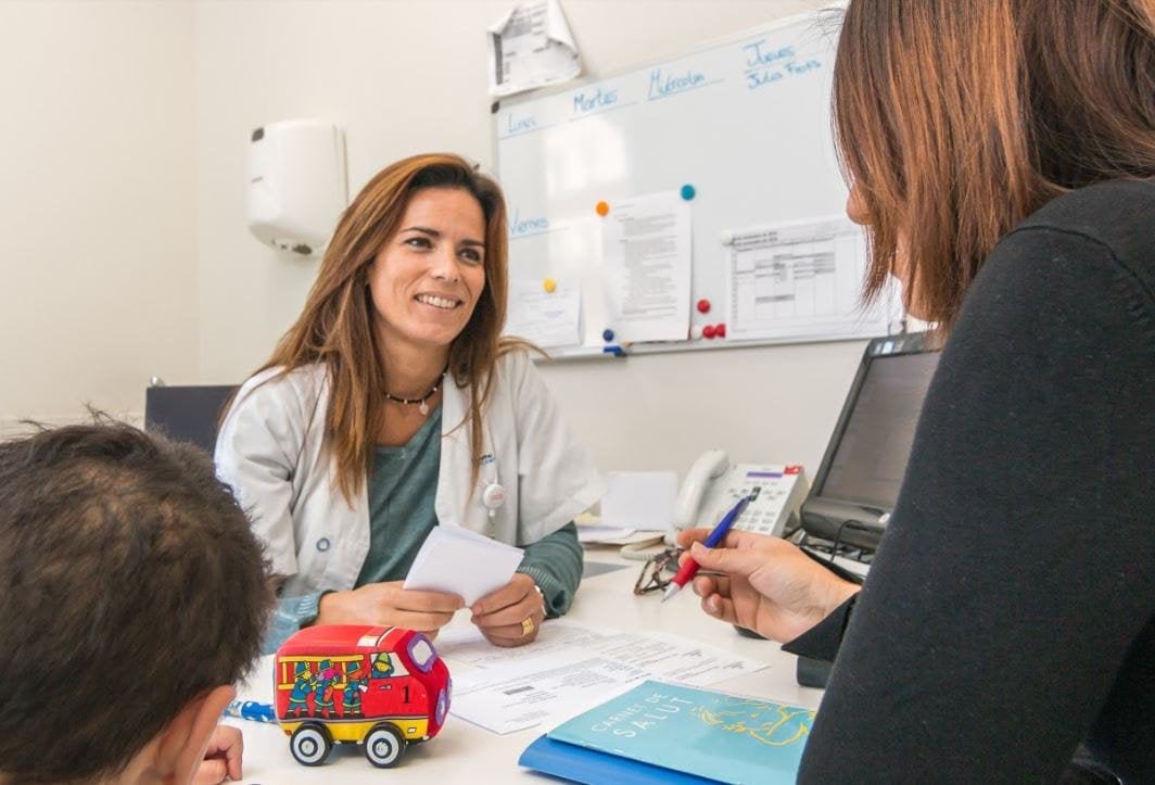 Pacientes asisten a consultorio para una revisión