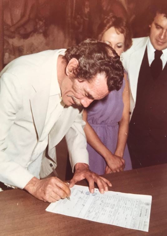 Ramón Valdés firmando acta de nacimiento de sus hijos