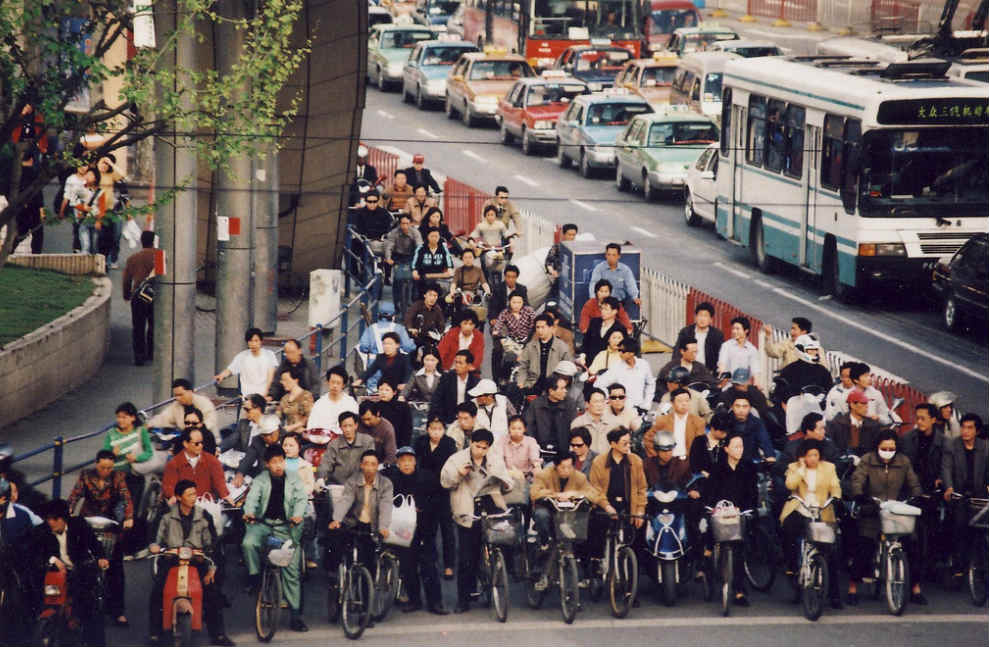 Gente viaja por una calle del país asiático