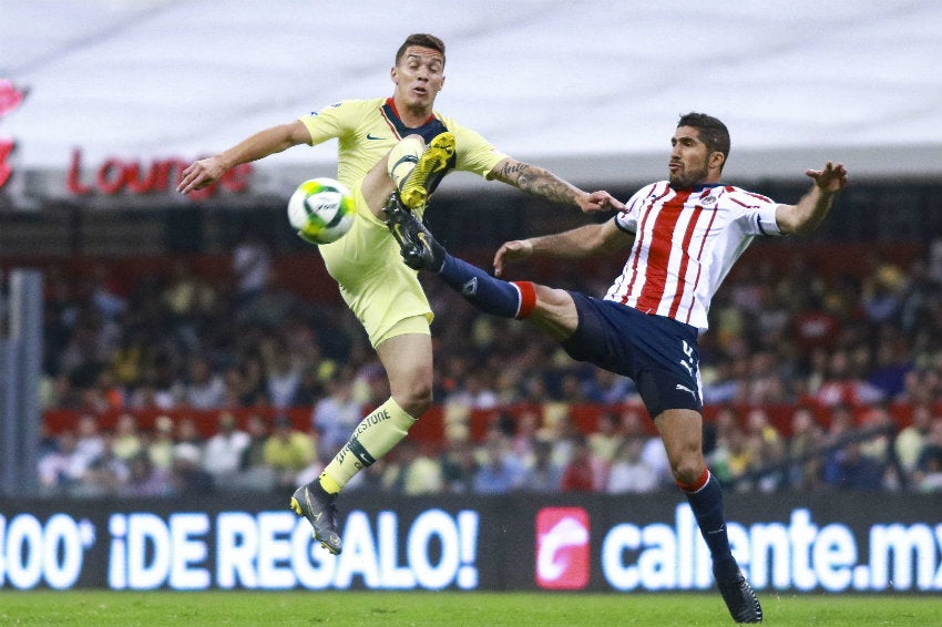 Pereira pelea por el balón contra Mateus Uribe 