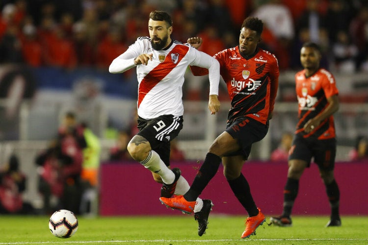 Lucas Pratto conduce el esférico ante Wellington