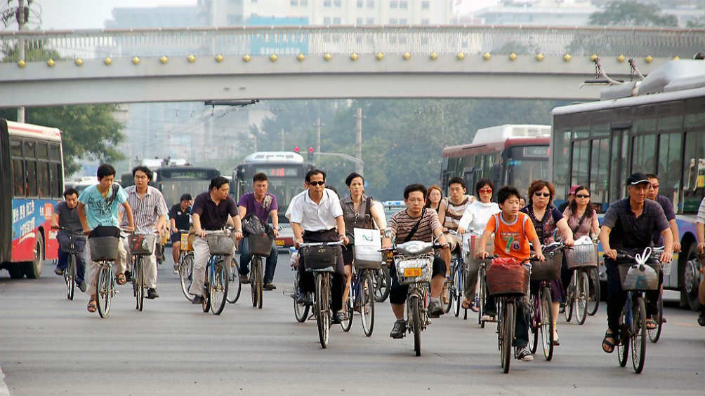 Ciclistas recorren una avenida de China