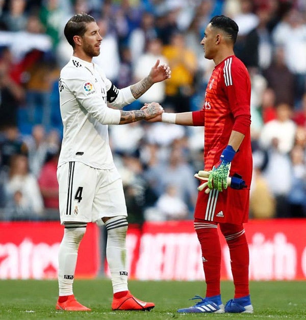 Sergio Ramos se felicita con Keylor Navas 