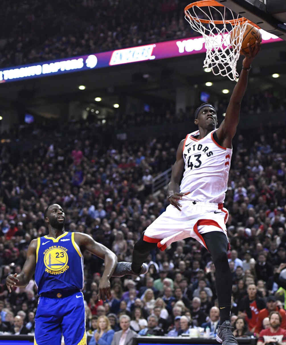 Pascal Siakam anota una canasta