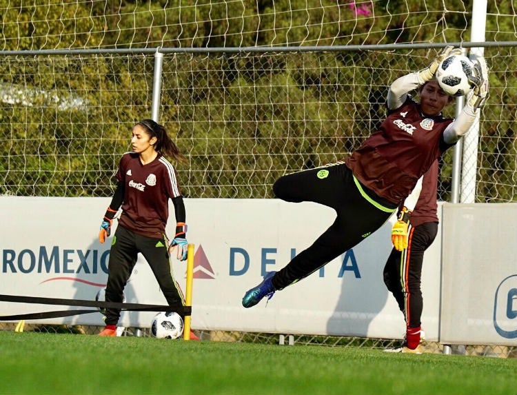 Cecilia Santiago ataja el esférico durante un entrenamiento con el Tri