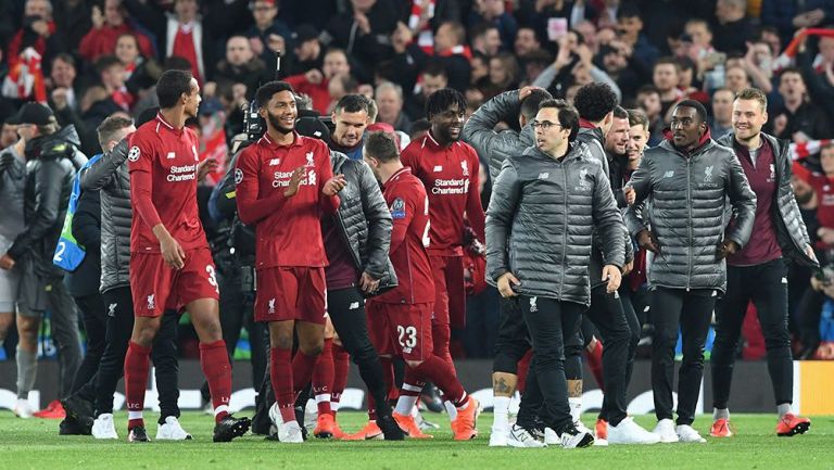 Jugadores de Liverpool festejan la victoria sobre el Barcelona