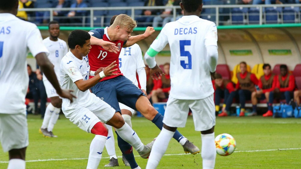 Haland dispara a gol contra Honduras