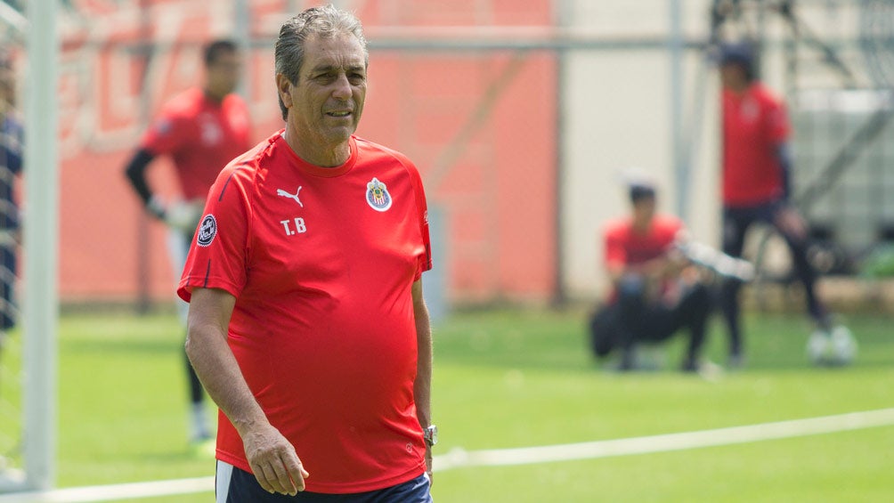 Tomás Boy, en un entrenamiento de Chivas en Verde Valle 