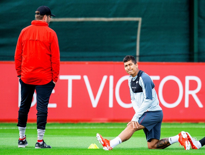 Klopp y Firmino charlan en una sesión de los Reds 