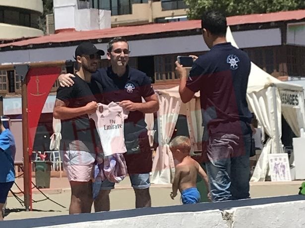 Hazard posando con la playera del Madrid en Marbella 