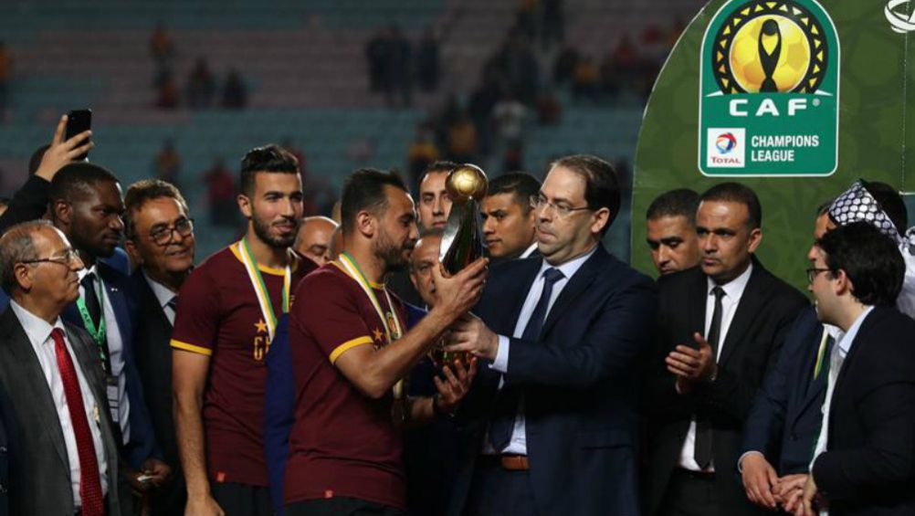 El capitán del equipo posa con el trofeo