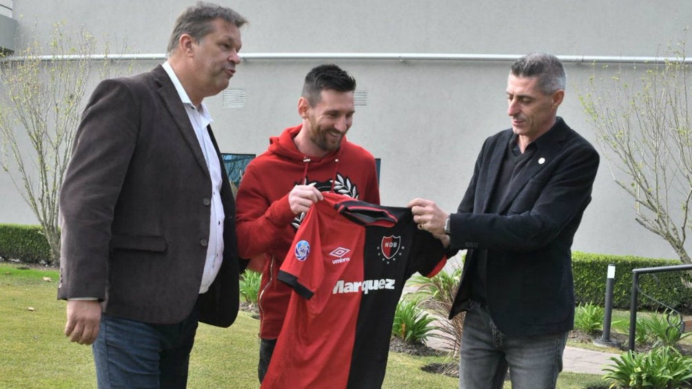 Leo Messi recibe la playera de Newell's