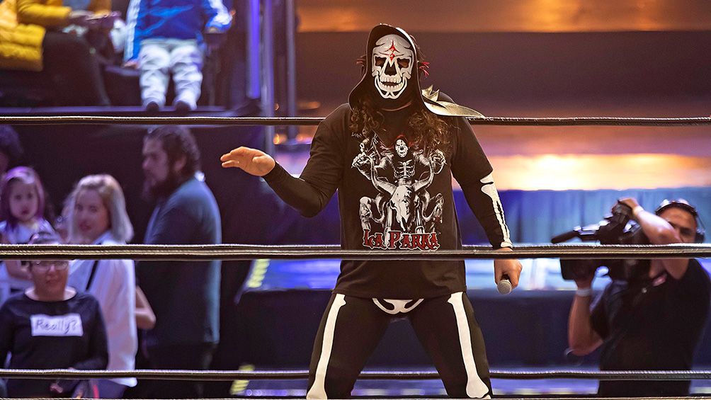 La Parka hace su entrada al ring