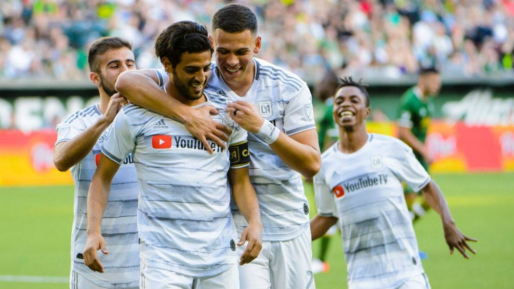 Carlos Vela celebra una anotación con el LAFC