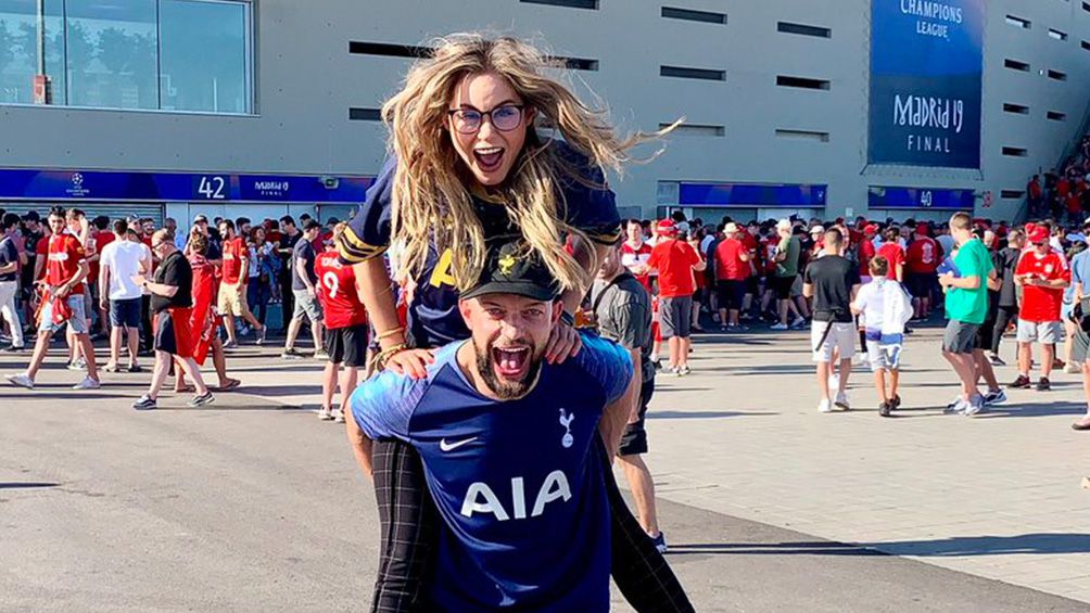 Finn Bálor carga a Ver Rodríguez en el Wanda Metropolitano