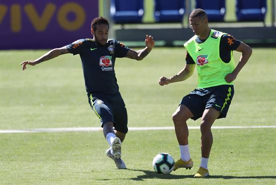 Neymar busca el balón en entrenamiento de Brasil 