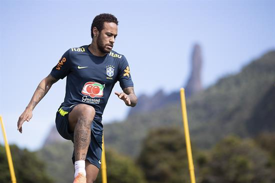 Neymar, en entrenamiento con la selección de Brasil