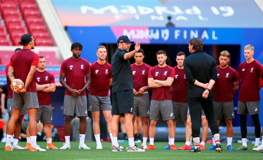 Klopp da instrucciones a sus jugadores durante entrenamiento 