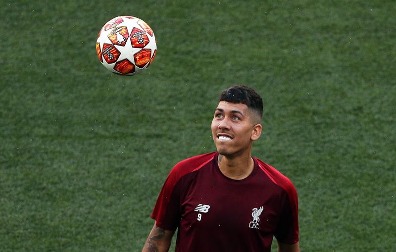 Firmino ve un balón de la Champions