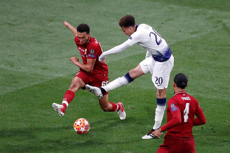 Alexander-Arnold tapa un disparo de Bami Dele Alli