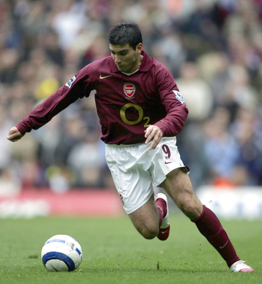 Reyes conduce  el balón en partido del Arsenal 