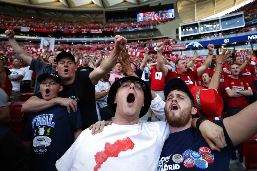 Fans del Liverpool cantan previo a Final de Champions 