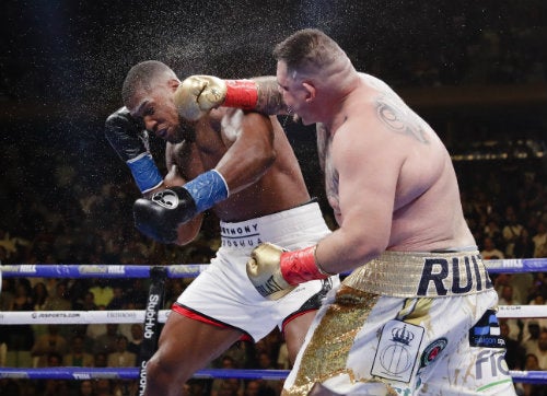 Andy Ruiz golpea a Anthony Joshua durante el séptimo round