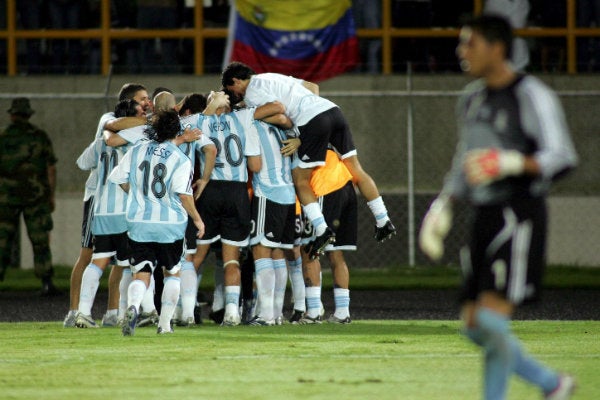 Oswaldo Sánchez se lamenta tras recibir un gol de Argentina