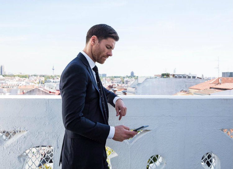 Xabi Alonso arriba a una conferencia de prensa