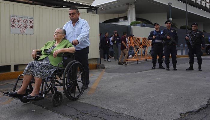 Mamá de Joaquín 'Chapo' Guzmán saliendo de la embajada de EU