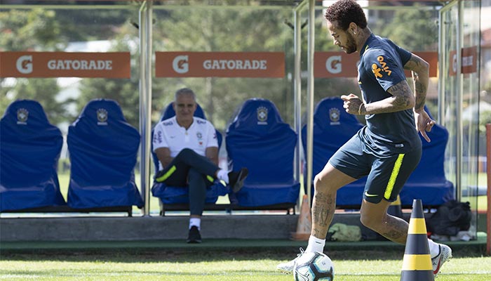 Neymar en entrenamiento con la Selección de Brasil 