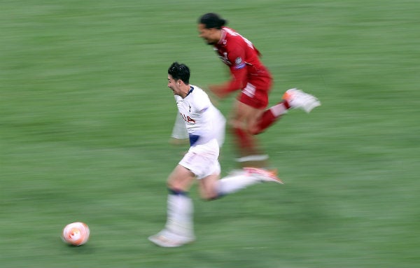 Son y van Dijk disputan un balón durante la Final de la Champions