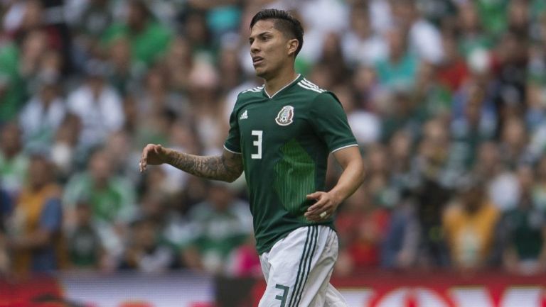 Carlos Salcedo durante un juego con el Tri en Rusia 2018