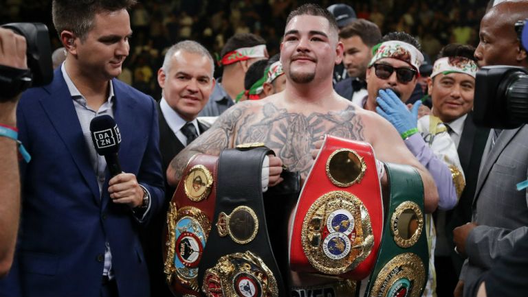 Andy Ruiz presume sus cinturones tras vencer a Anthony Joshua