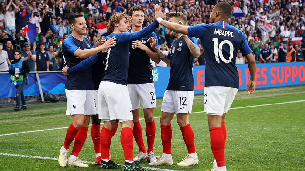 Futbolistas de Francia se felicitan tras marcar ante Bolivia