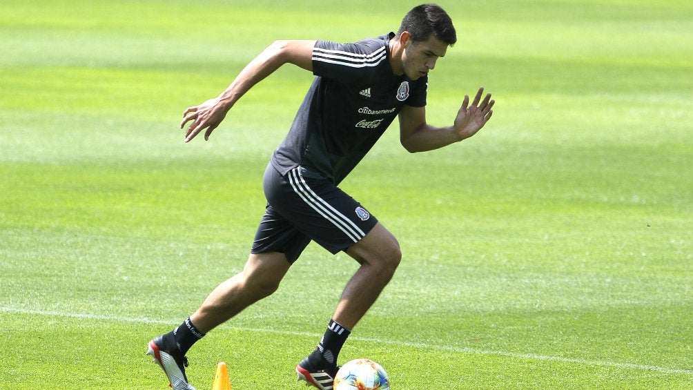 César Montes durante un entrenamiento con el Tricolor