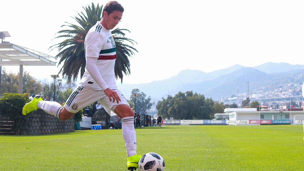 Sebastián Córdova, durante un juego con el Tri Sub 22