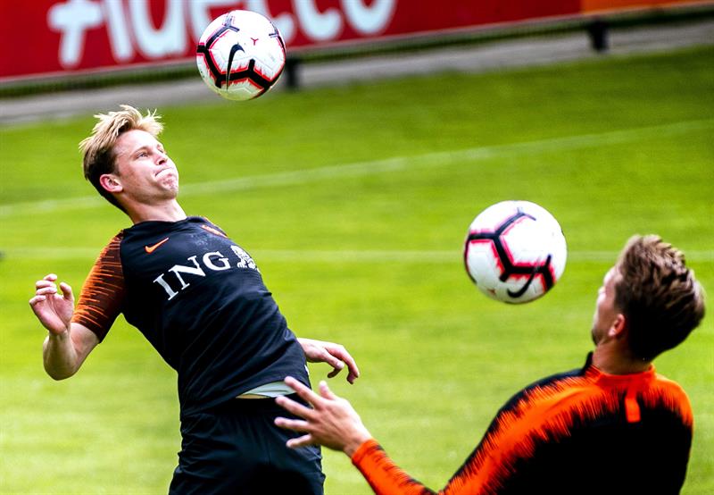 Frenkie de Jong controla el balón en una práctica con Holanda