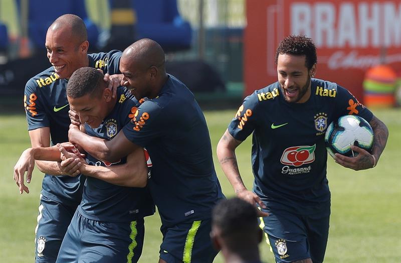 Neymar se divierte en un entrenamiento con Brasil