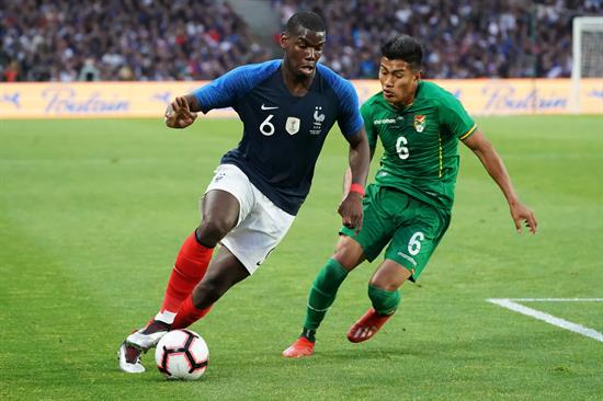 Pogba intenta superar la marca de un defensor boliviano